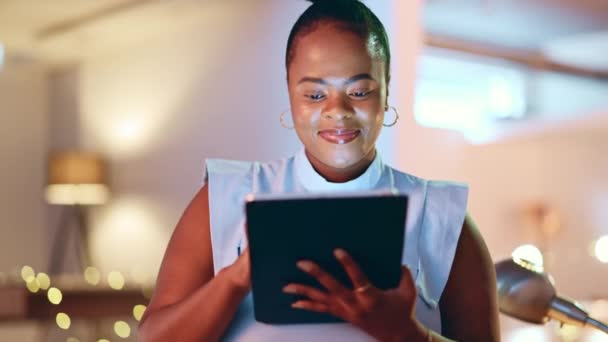 Χαμόγελο Επιχείρηση Και Μαύρη Γυναίκα Tablet Στο Γραφείο Εργάζονται Online — Αρχείο Βίντεο