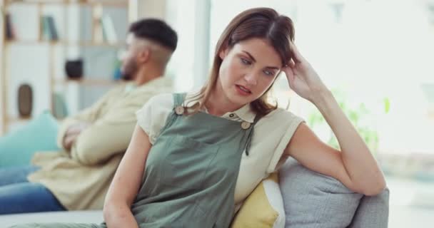 Divórcio Raiva Casal Sofá Discussão Ansiedade Sala Estar Frustrado Estresse — Vídeo de Stock