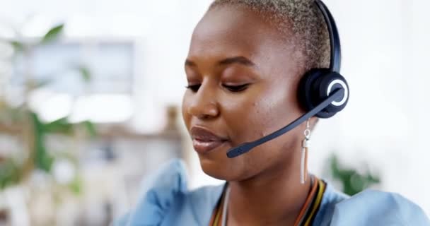 電話マーケティング 黒人女性の顔とウェブヘルプに取り組んでコールセンターオフィスでのデジタルチャット 生産性とアフリカの電話コンサルタント労働者の顧客サポートのヘルプ 相談と会話 — ストック動画