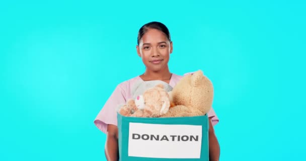Caixa Doação Mulher Feliz Rosto Isolado Brinquedos Caridade Fundo Azul — Vídeo de Stock