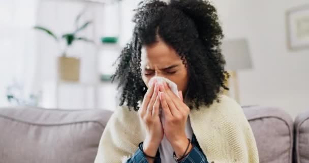 生病的女人 组织和鼻涕在家里的沙发躺椅上都有过敏症 感冒病毒或干草热 打喷嚏和流感对冬季健康问题过敏 温饱的医疗风险或鼻窦炎 — 图库视频影像