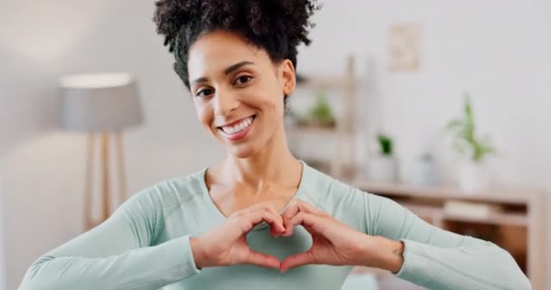 Gesicht Glückliche Frau Und Hände Für Gesundes Herz Wohlbefinden Und — Stockvideo
