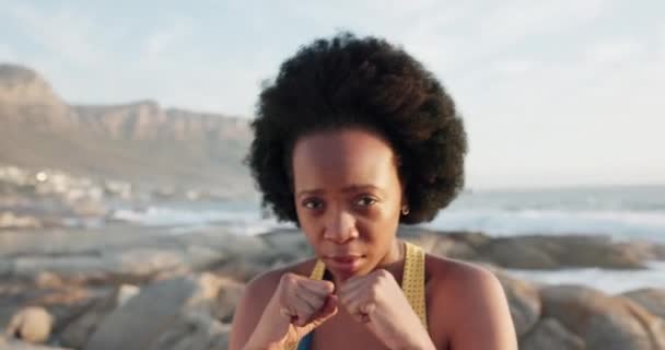 Fitness Black Woman Boxe Spiaggia Con Attività Fisica Allenamento Allenamento — Video Stock