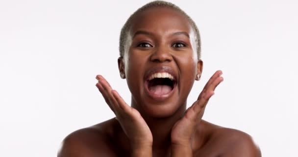 スタジオの白い背景に孤立した黒人女性の笑顔 スキンケア 興奮した顔 笑顔と輝き 美しさと幸福のための肌に触れるアフリカのモデルの肖像画 — ストック動画
