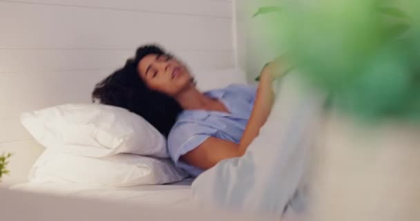 Frau Bett Und Schlaflosigkeit Oder Unruhig Für Schlaf Oder Ruhe — Stockvideo