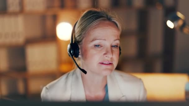 Bizimle Irtibata Geçin Çağrı Merkezindeki Kadın Kadın Gece Telekom Satışlarında — Stok video