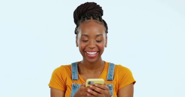 Teléfono Risa Feliz Mujer Negra Leyendo Broma Meme Buscar Cómic — Vídeos de Stock