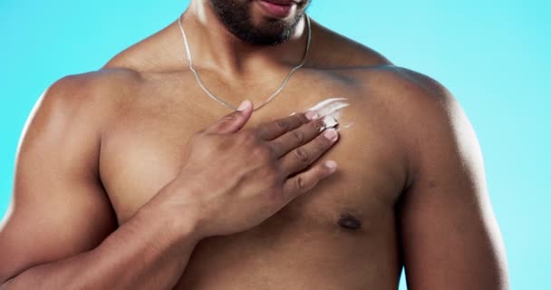 Skincare Aplicando Homem Com Creme Seu Peito Isolado Fundo Azul — Vídeo de Stock