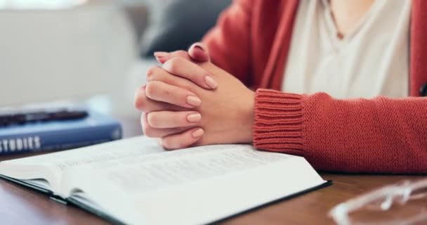 Mãos Mulher Livro Bíblico Oração Casa Espiritual Santo Evangelho Adoração — Vídeo de Stock