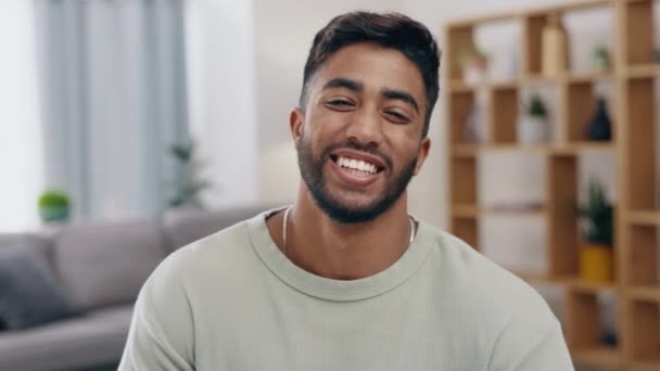 Feliz Sorriso Rosto Homem Sua Sala Estar Com Uma Mentalidade — Vídeo de Stock
