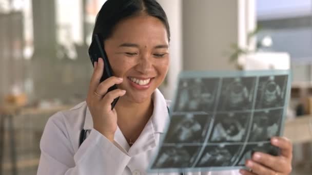 Ультразвук Женщина Счастливый Гинеколог Телефонного Звонка Диаграммы Беременности Рентгенологии Результатов — стоковое видео