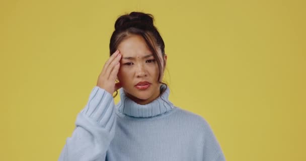 Ung Asiatisk Kvinna Stress Huvudvärk Och Studio Bakgrund För Misslyckande — Stockvideo