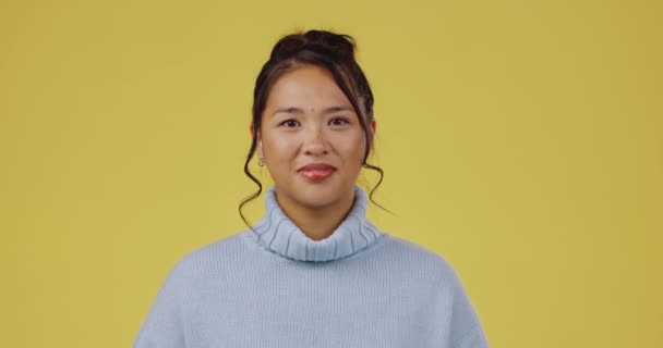 Asyalı Bir Kadın Stüdyoda Sarı Arka Planda Izole Edilmiş Bir — Stok video
