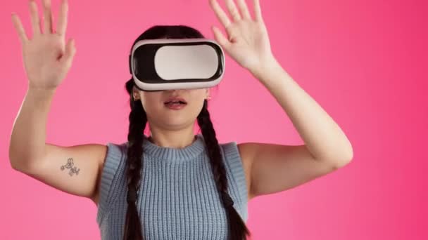 Vr耳机 3D元和女人与网络虚拟现实在工作室与网络软件 孤立无援的粉色背景和年轻女性玩家流线型幻想游戏 游戏用户界面 — 图库视频影像