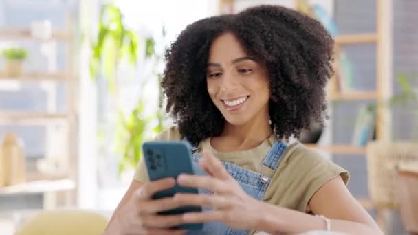 Sonríe Mujer Desplázate Smartphone Sofá Salón Para Leer Publicaciones Redes — Vídeos de Stock