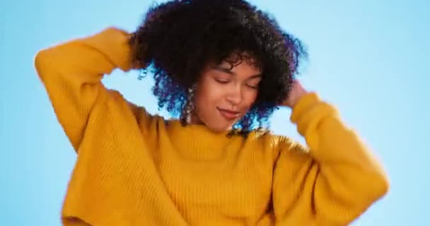 Vrolijke Zwarte Vrouw Dansen Plezier Studio Door Blauwe Achtergrond Voor — Stockvideo
