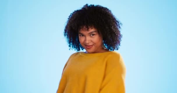 Tvář Legrační Černá Žena Úsměvem Vzrušená Veselá Pozadí Modrého Studia — Stock video