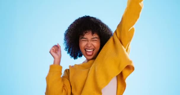 Mujer Ganadora Feliz Aislada Sobre Fondo Azul Bailando Celebración Excitada — Vídeo de stock