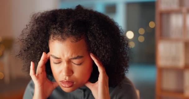 Burnout Noc Kobieta Bólem Głowy Biurze Podczas Pracy Nad Ostatecznym — Wideo stockowe