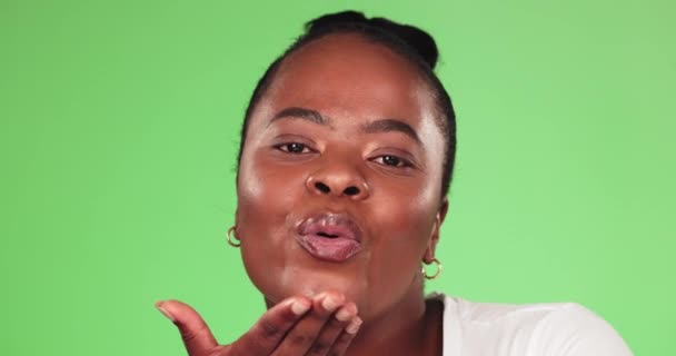 Black Woman Green Screen Blowing Kiss Portrait Beauty Studio Background — Stock Video