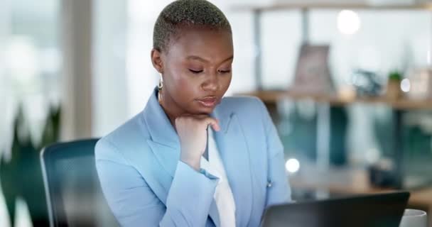 Mulher Negra Feliz Negócios Noturnos Rosto Escritório Para Felicidade Motivação — Vídeo de Stock
