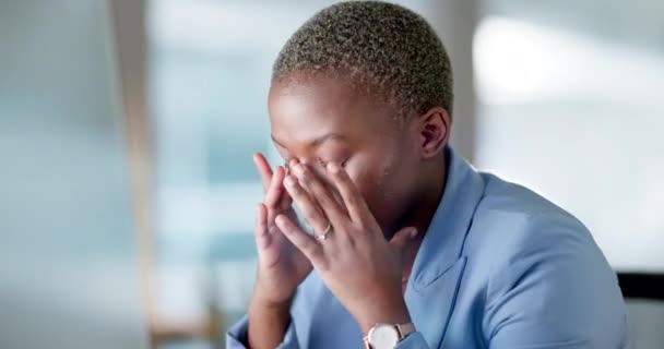 圧力や危機に苦しんでいる間 オフィスでコンピュータ上の頭痛 ストレスや黒人女性 インターネットの遅れ 404またはグリッチ 期限または間違いに悩まされるバーンアウト 片頭痛およびフラストレーションの女性 — ストック動画