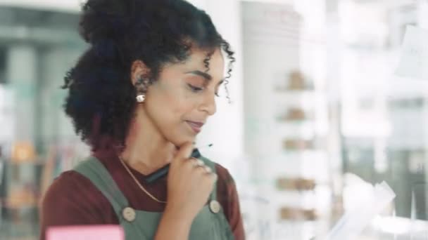 Escrita Designer Brainstorming Com Mulher Negra Bordo Para Planejamento Moda — Vídeo de Stock