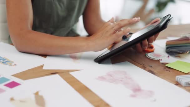 Γυναίκα Tablet Και Χέρια Μικρές Επιχειρήσεις Για Μόδα Εσωτερικό Σχεδιασμό — Αρχείο Βίντεο