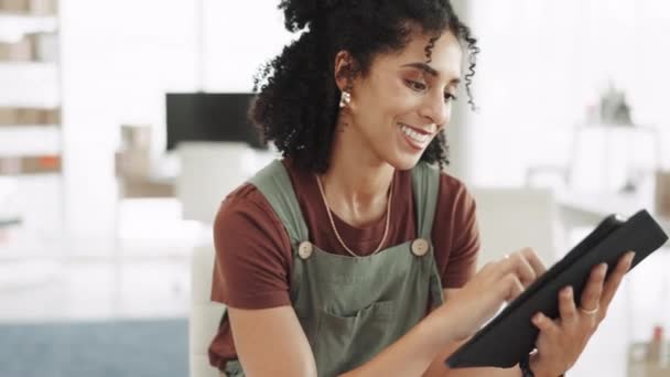 Mujer Tableta Sonrisa Para Comunicación Las Redes Sociales Investigación Línea — Vídeos de Stock