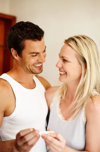 Hayatımızdaki Mutlu Hamilelik Testi Çubuğu Tutarken Birbirlerine Gülümseyen Mutlu Çift — Stok fotoğraf