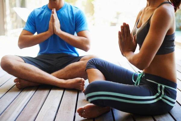 Chercher Paix Par Méditation Vue Recadrée Deux Personnes Faisant Yoga — Photo
