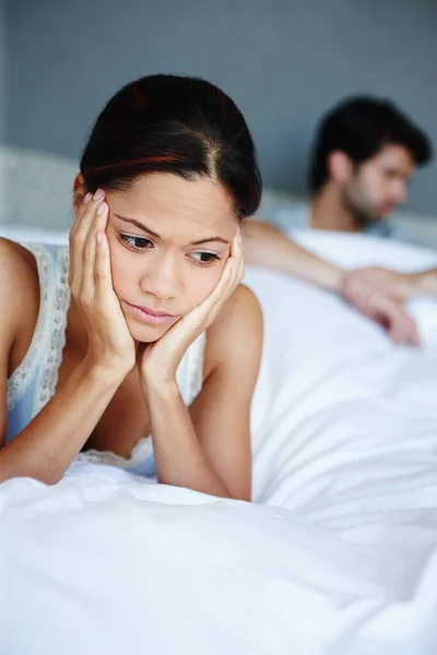 Pernikahan Kami Berantakan Seorang Wanita Marah Berbaring Tempat Tidurnya Dengan — Stok Foto