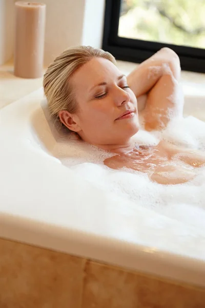 泡があなたの圧力を溶かすようにしなさい 贅沢な泡風呂でリラックスした幸せな若い女性 — ストック写真