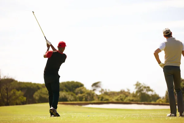 Her Şey Salıncakta Golf Oynayan Iki Yakışıklı Adam — Stok fotoğraf