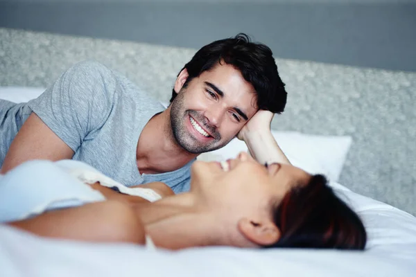 Tertawa Bersama Pasangan Tersenyum Berbaring Tempat Tidur Dan Berbicara — Stok Foto