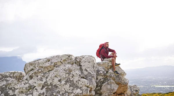 5歳の若い男が山の中をハイキングしている — ストック写真