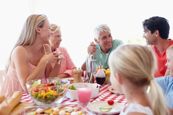 Bra Familjebandet Tid Flergenerationsfamilj Som Äter Lunch Tillsammans Vid Ett — Stockfoto