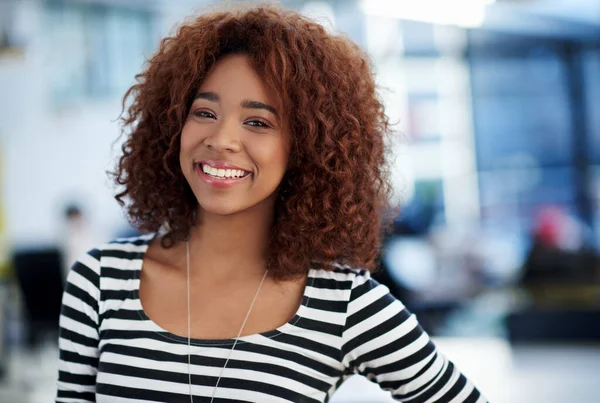 Estou Tomar Minhas Decisões Com Confiança Bela Jovem Empresária Sorrindo — Fotografia de Stock