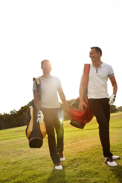 Dat Een Beetje Rivaliteit Tussen Vrienden Twee Vrienden Samen Golfbaan — Stockfoto