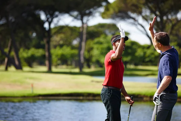 Där Uppe Två Golfare Gratulerar Varandra Med Hög Fem — Stockfoto