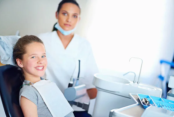 这是一个完美的微笑 一个年轻女孩的画像在牙医那里做检查 — 图库照片