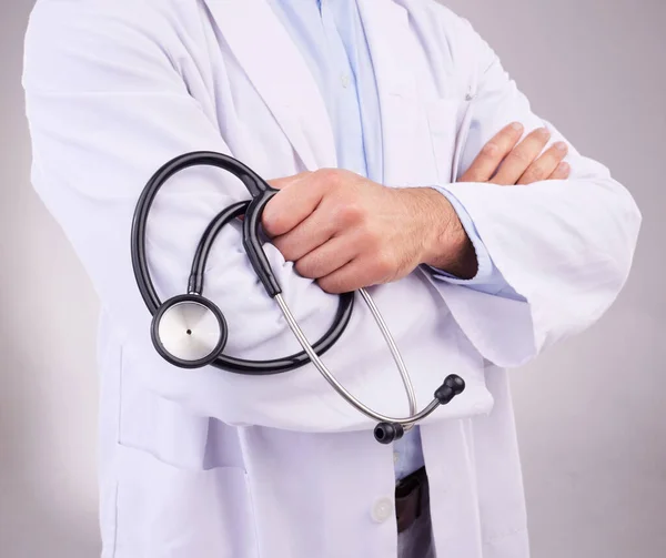 Dottore Mani Stetoscopio Dell Uomo Con Braccia Incrociate Cardiologia Sanitaria — Foto Stock
