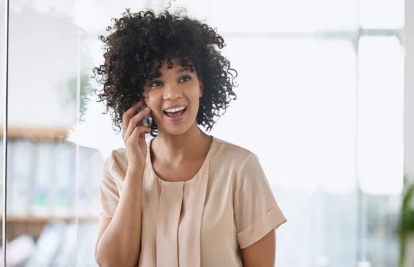 Harika Ofiste Cep Telefonuyla Konuşan Genç Güzel Bir Kadını — Stok fotoğraf
