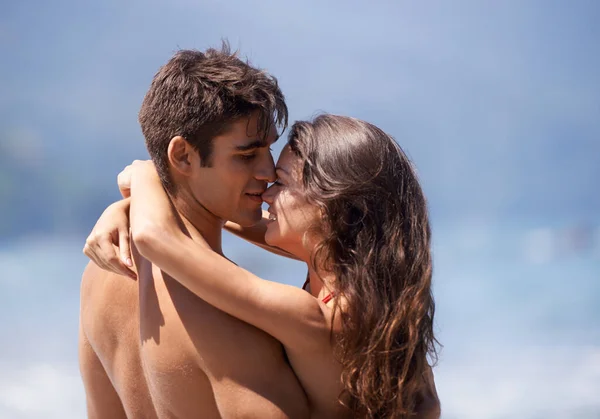 Danos Beso Una Joven Pareja Disfrutando Una Escapada Playa —  Fotos de Stock