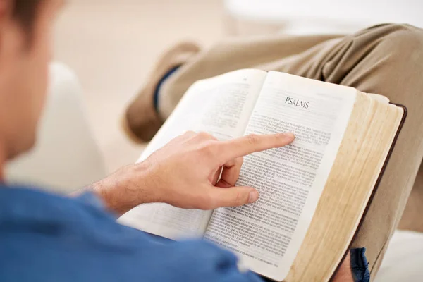 Ponořit Slova Muž Který Čte Bibli Doma — Stock fotografie