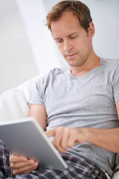 Sieci Społecznościowe Sofie Przystojny Mężczyzna Korzystający Tabletu Domu — Zdjęcie stockowe