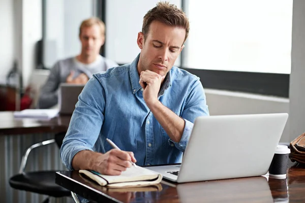 Negocios Innovadores Hombre Escribiendo Notas Mientras Trabaja Una Computadora Portátil — Foto de Stock