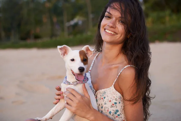 彼はビーチが好きだ 犬と一緒にビーチを楽しむ魅力的な若い女性は — ストック写真
