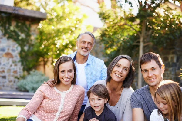 Perhe Tärkeintä Kolmen Sukupolven Onnellisen Perheen Muotokuva — kuvapankkivalokuva