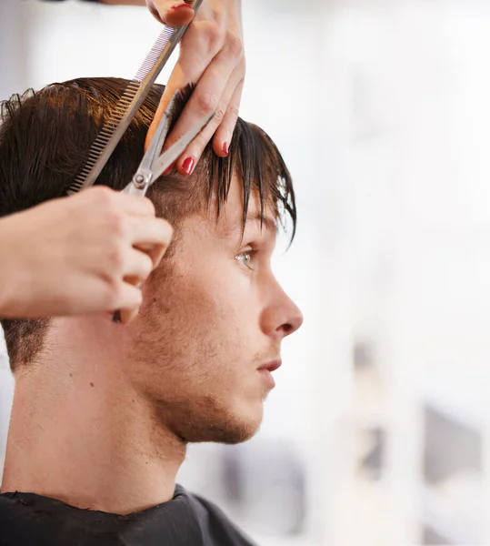 Sprawia Mężczyźni Wyglądają Dobrze Młody Człowiek Któremu Stylista Obciął Włosy — Zdjęcie stockowe